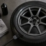 Brillant pneu noir profond : flanc mouillé et microfibre