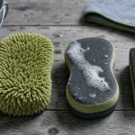 Eponge pour voiture sans rayer : microfibre extérieure et scrub intérieur