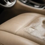 Cuir voiture nettoyage avec microfibre et mousse pH contrôlé