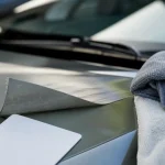 Enlever stickers voiture avec raclette plastique et eau savonneuse, sans rayer la peinture