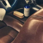 Entretien cuir voiture : siège en cuir nettoyé et nourri, microfibre et brosse