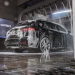Lavage auto sans contact : jets haute pression et mousse blanche