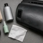 Nettoyage plastiques voiture : test rapide et 4 gestes sans traces