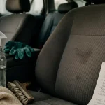 Nettoyage siege voiture avec microfibre et vinaigre, soins naturels du siège auto