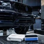 Protection céramique voiture : carrosserie lustrée avec microfibre et applicateur