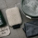 Shampoing auto pH neutre : flacon, eau savonneuse et microfibres