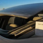 Toit ouvrant voiture, joints et rails visibles, vitrage entrouvert