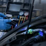 Recherche fuite climatisation auto : contrôle UV sur raccord de clim