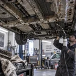 Traitement anti-corrosion châssis voiture : cire injectée dans corps creux après décapage de la rouille