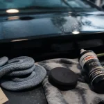 Lustrer une carrosserie : microfibre et polish sur capot sombre