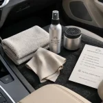 Parfum voiture neuve : vaporisateur et microfibre dans une voiture préparée